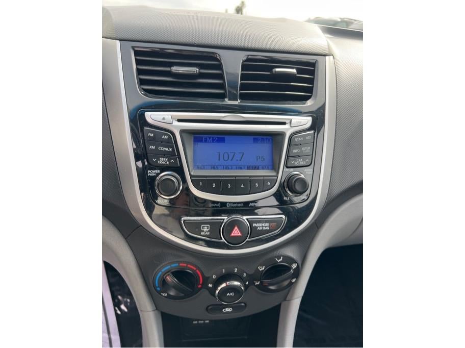 2013 Hyundai Accent SE Hatchback 4D