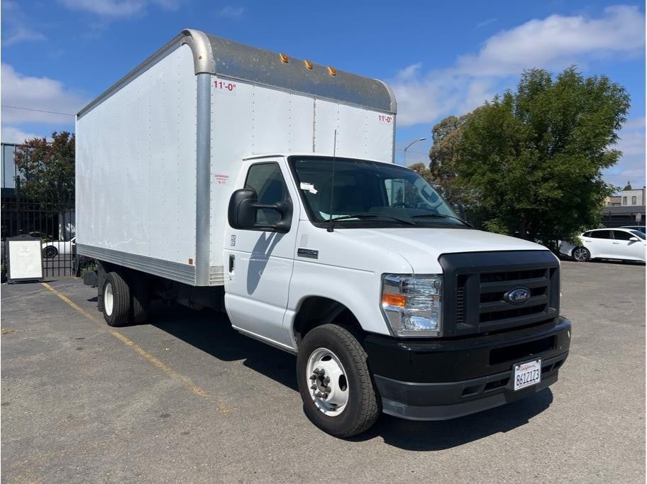 2023 Ford E450 Super Duty Cutaway Cutaway Van 2D