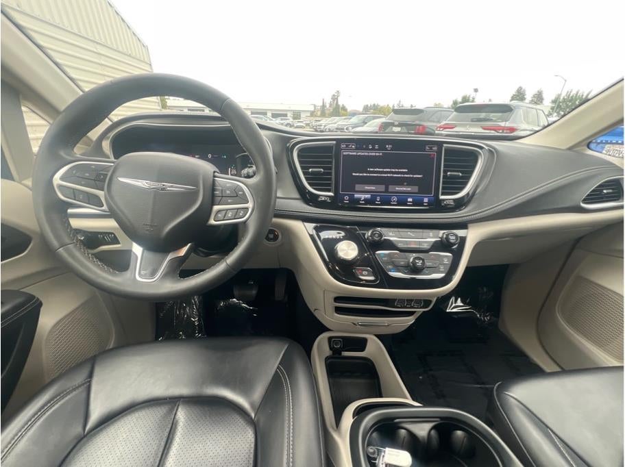 2023 Chrysler Pacifica Hybrid Touring L Van 4D