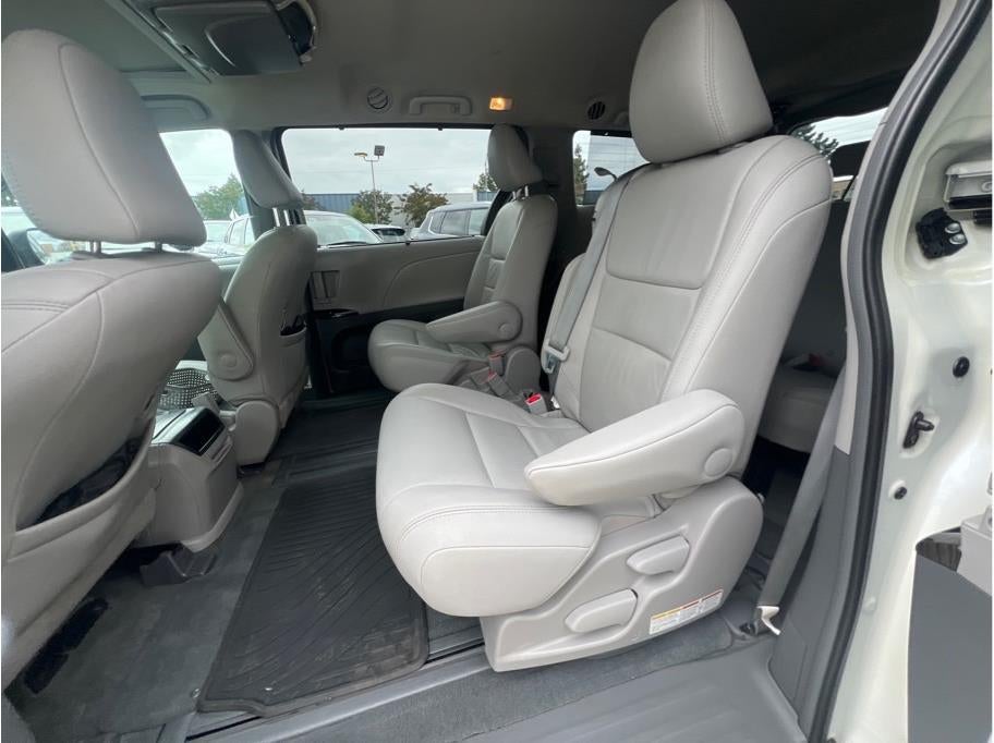 2016 Toyota Sienna XLE Minivan 4D