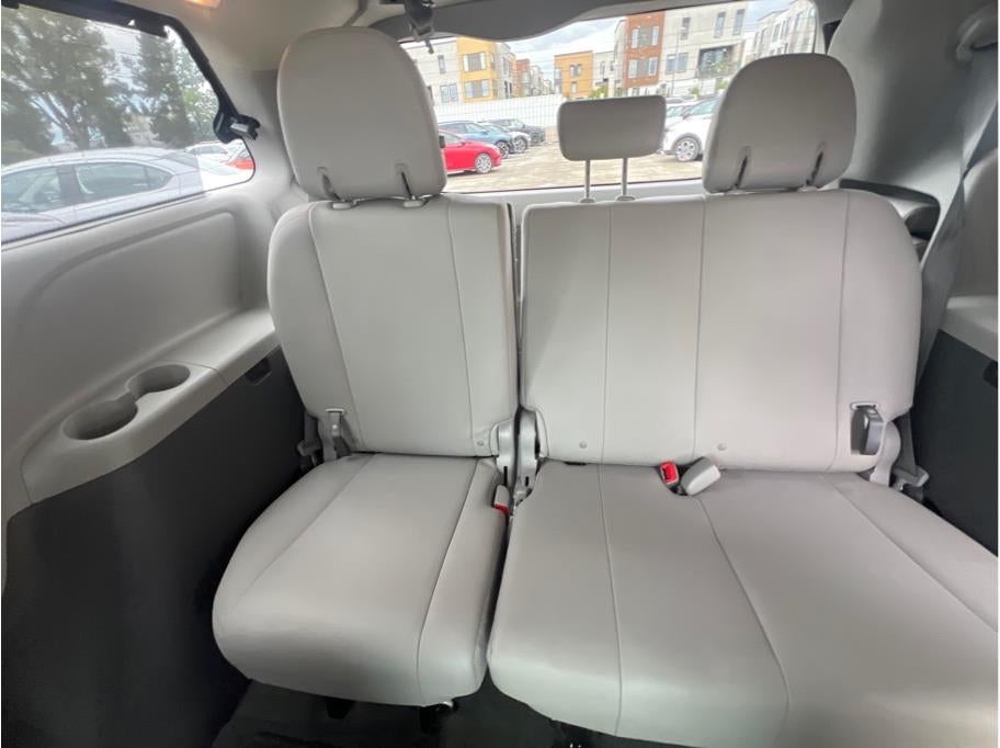 2016 Toyota Sienna XLE Minivan 4D