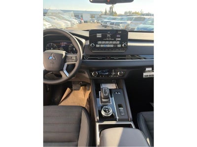 2025 Mitsubishi Outlander PHEV SE Tech Package