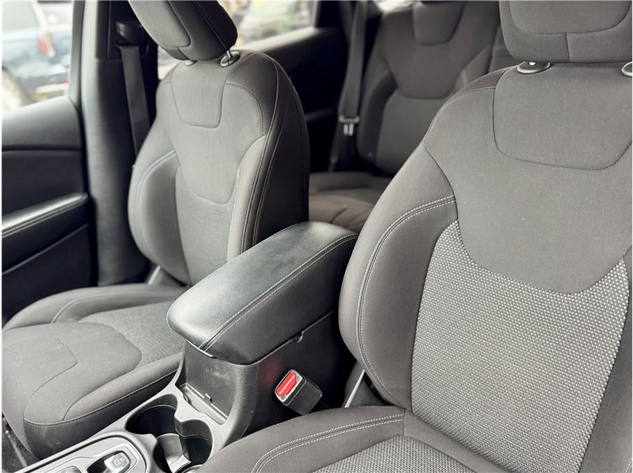 2019 Jeep Cherokee Latitude Sport Utility 4D