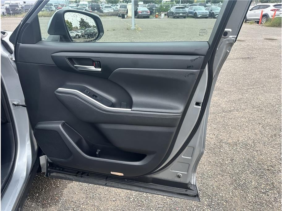 2023 Toyota Highlander XLE Sport Utility 4D