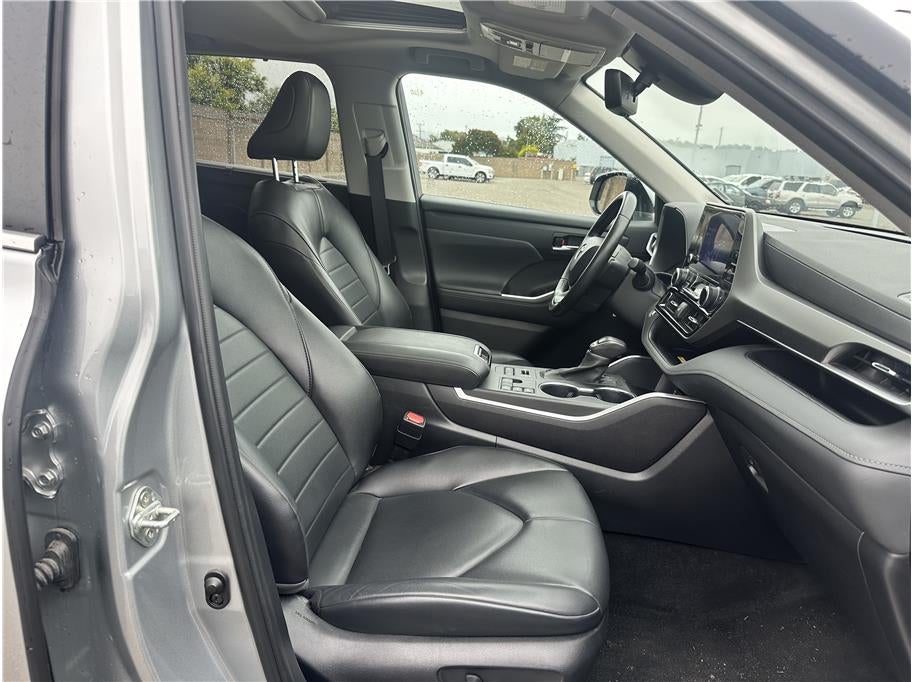 2023 Toyota Highlander XLE Sport Utility 4D