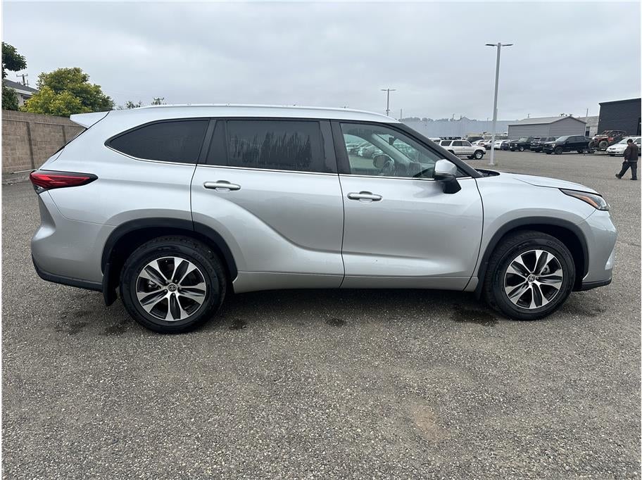 2023 Toyota Highlander XLE Sport Utility 4D
