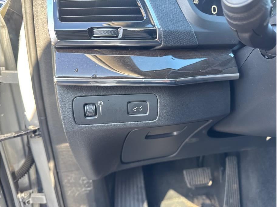 2018 Volvo XC90 T6 Momentum Sport Utility 4D