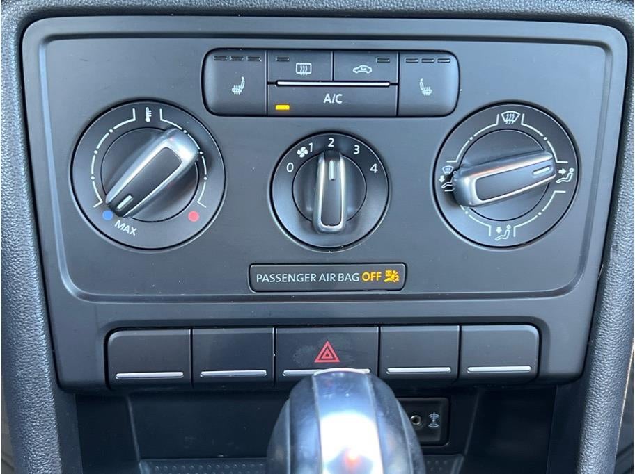 2017 Volkswagen Beetle 1.8T Classic Hatchback 2D