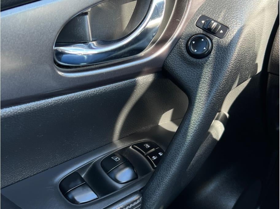 2016 Nissan Rogue SV Sport Utility 4D