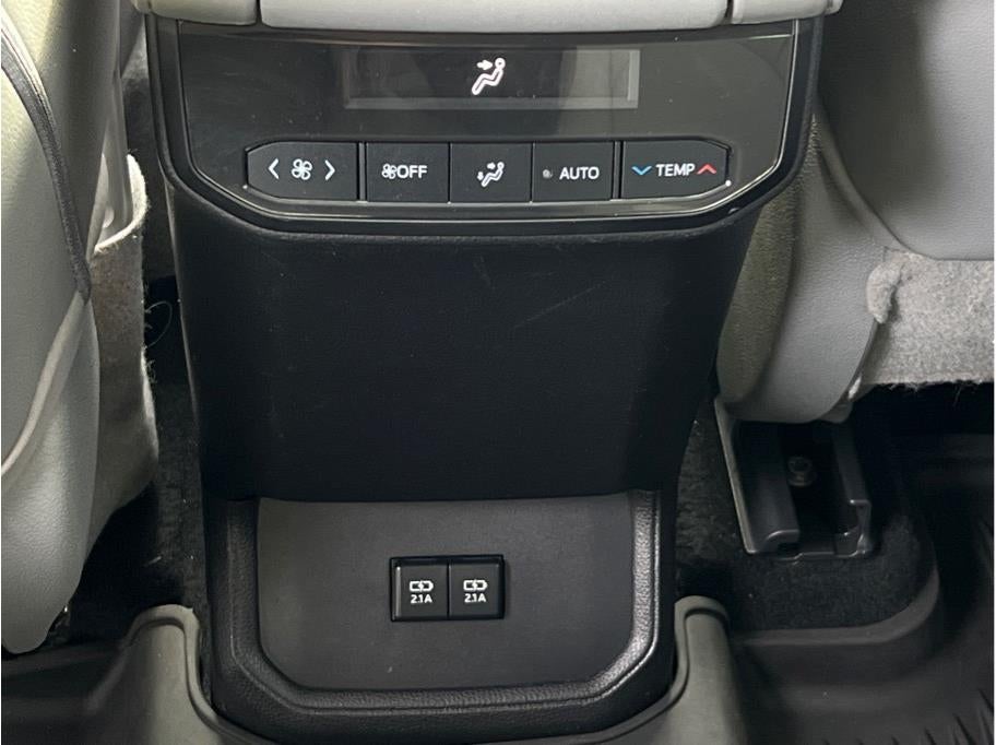 2021 Toyota Highlander XLE Sport Utility 4D