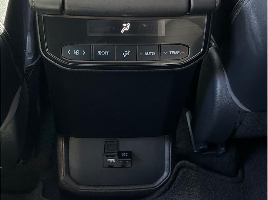 2021 Toyota Highlander XLE Sport Utility 4D