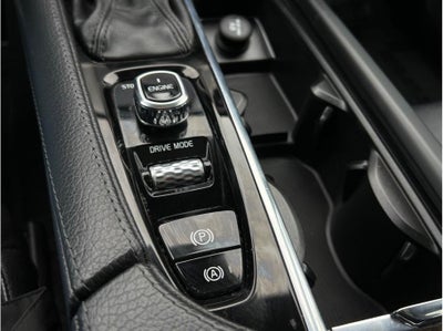 2016 Volvo XC90 T6 Momentum Sport Utility 4D