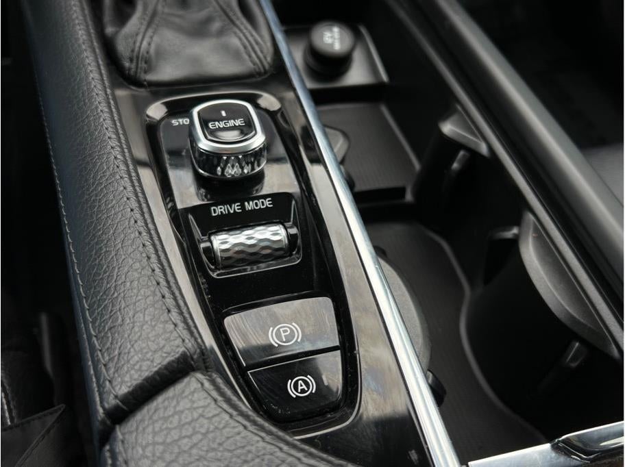 2016 Volvo XC90 T6 Momentum Sport Utility 4D