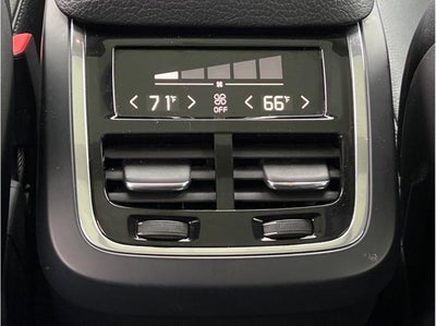 2016 Volvo XC90 T6 Momentum Sport Utility 4D