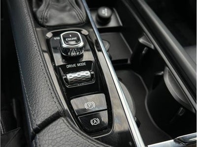 2016 Volvo XC90 T6 Momentum Sport Utility 4D