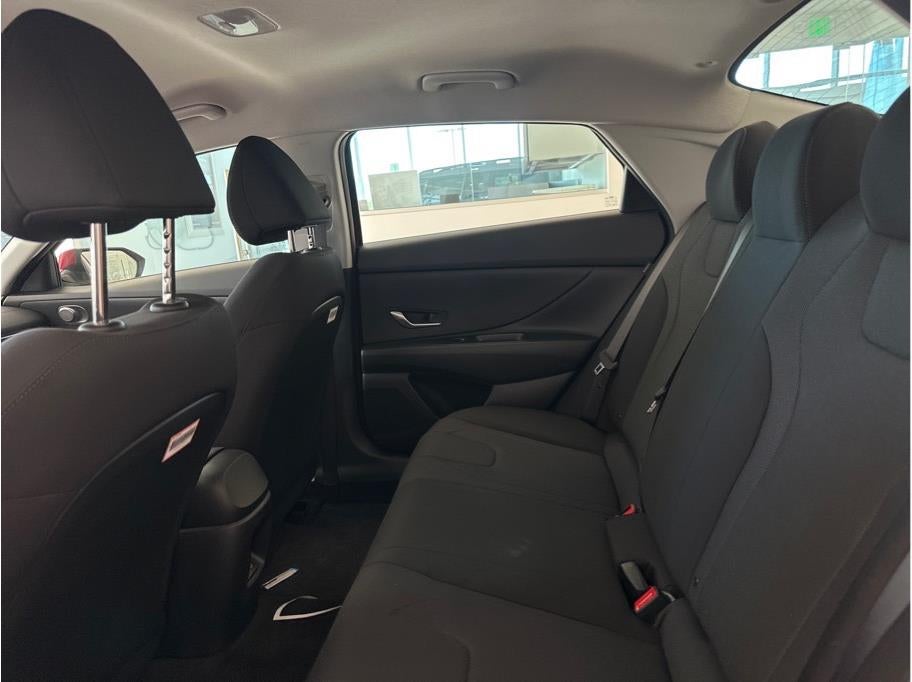 2025 Hyundai Elantra SE Sedan 4D